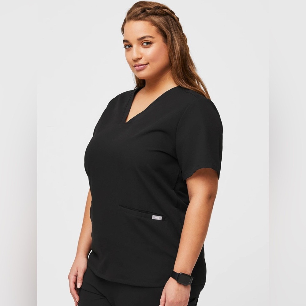 Figs Women’s Casma Three-Pocket Scrub Top, Color: Black, Size: XL